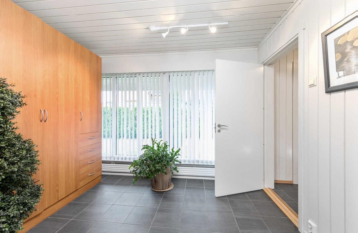 Garderobe i inngangspartiet i 1.etasje Galleribilde