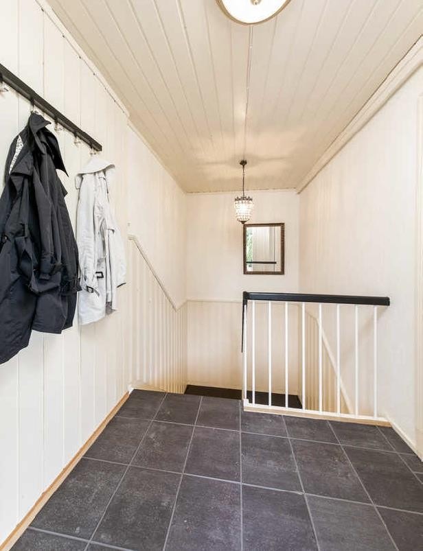 Entre i 1.etasje med trapp ned til kjelleretasje Galleribilde