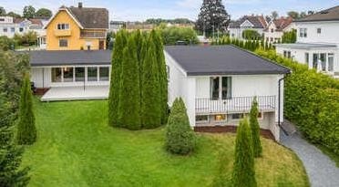 Hyggelig hage med beplantning Galleribilde