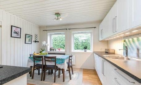 Lyst og romslig kjøkken Galleribilde