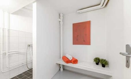 Omkledningsrom til dusjen i kjelleretasjen Galleribilde