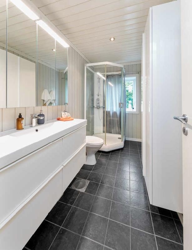 Lekkert felles bad i 1.etasje Galleribilde