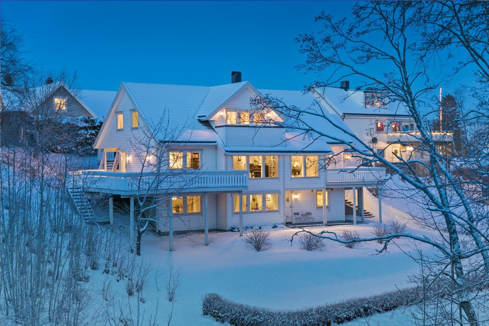 Velkommen til Skjermvegen 48 A! Nyere enebolig med godkjent utleiedel som gir gode skattefrie leieinntekter. Pent opparbeidet tomt på ca 980 kvm. Galleribilde