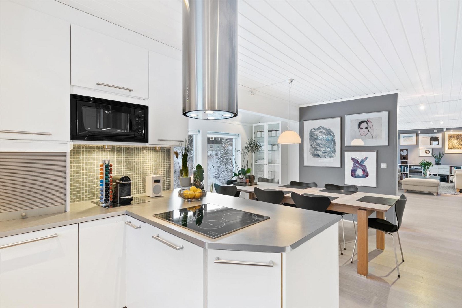 Nydelig kjøkken med spiseplass i nær tilknytning. Galleribilde