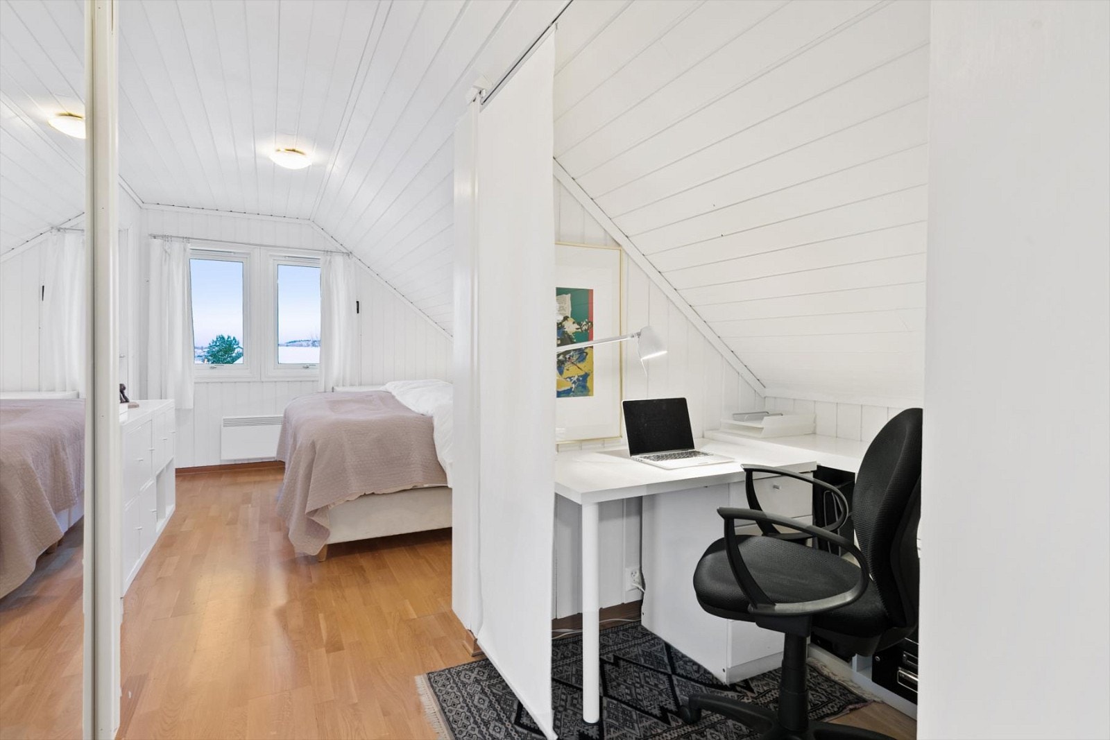 Soverom med smart kontorløsning. Galleribilde