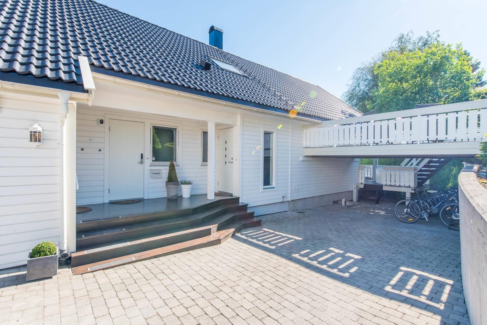 Eiendommen har pent opparbeidede uteområder. Galleribilde