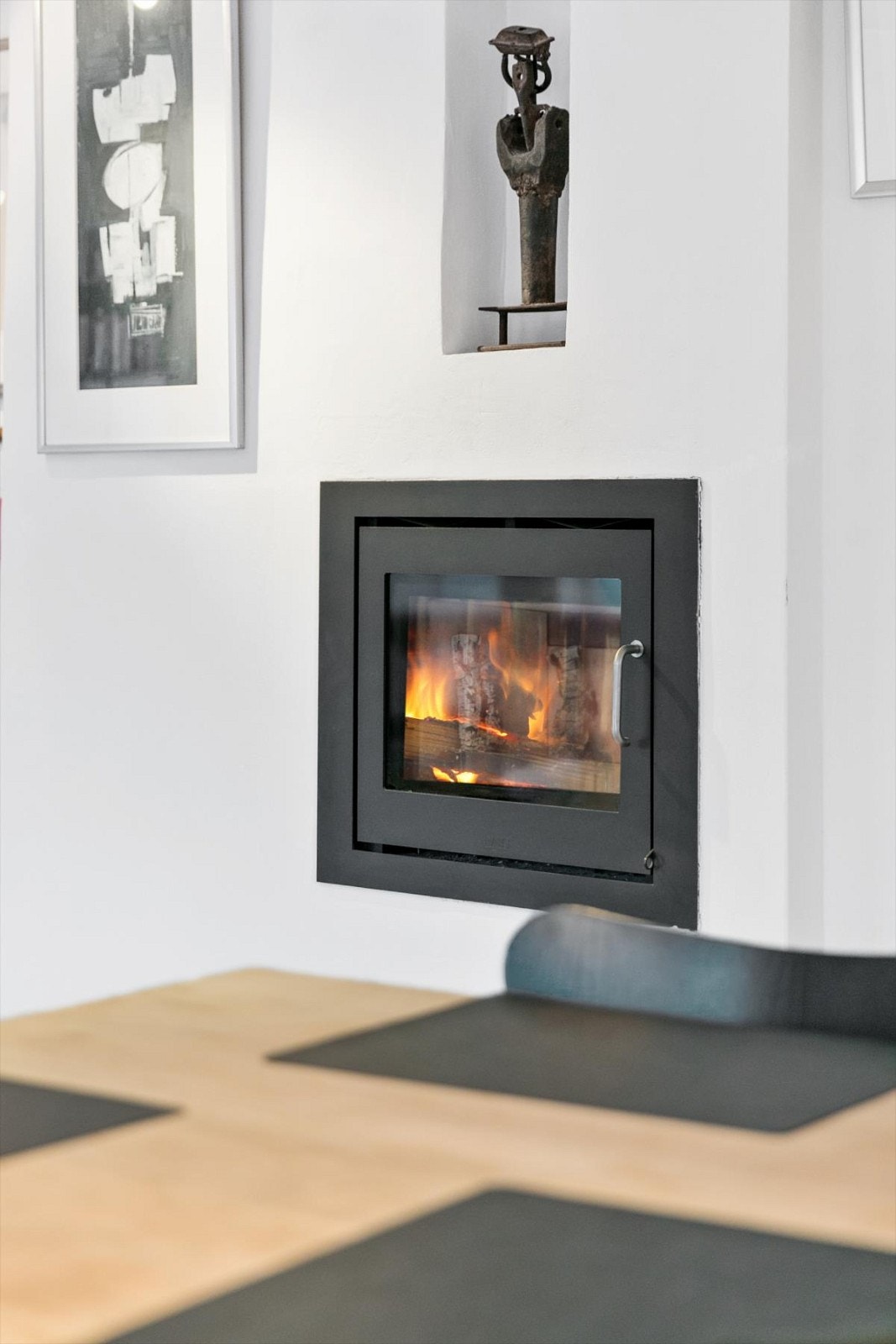 På stuen er det en flott murt peisinnsats. Galleribilde