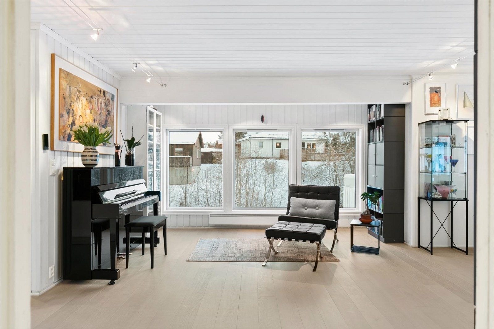 Stue med store vindusposter for rikelig med lysinnslipp. Galleribilde