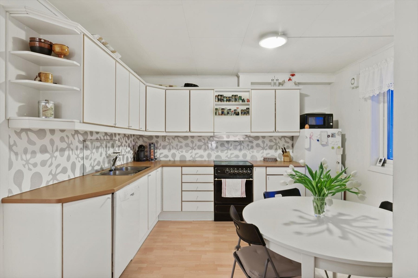 Kjøkken i utleiedelen kan by på rikelig med skap- og benkeplass. Galleribilde