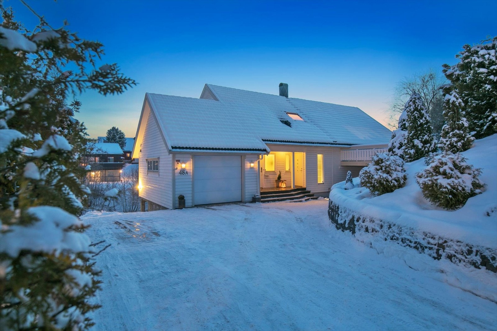 Parkering i garasje og på tomt. Galleribilde