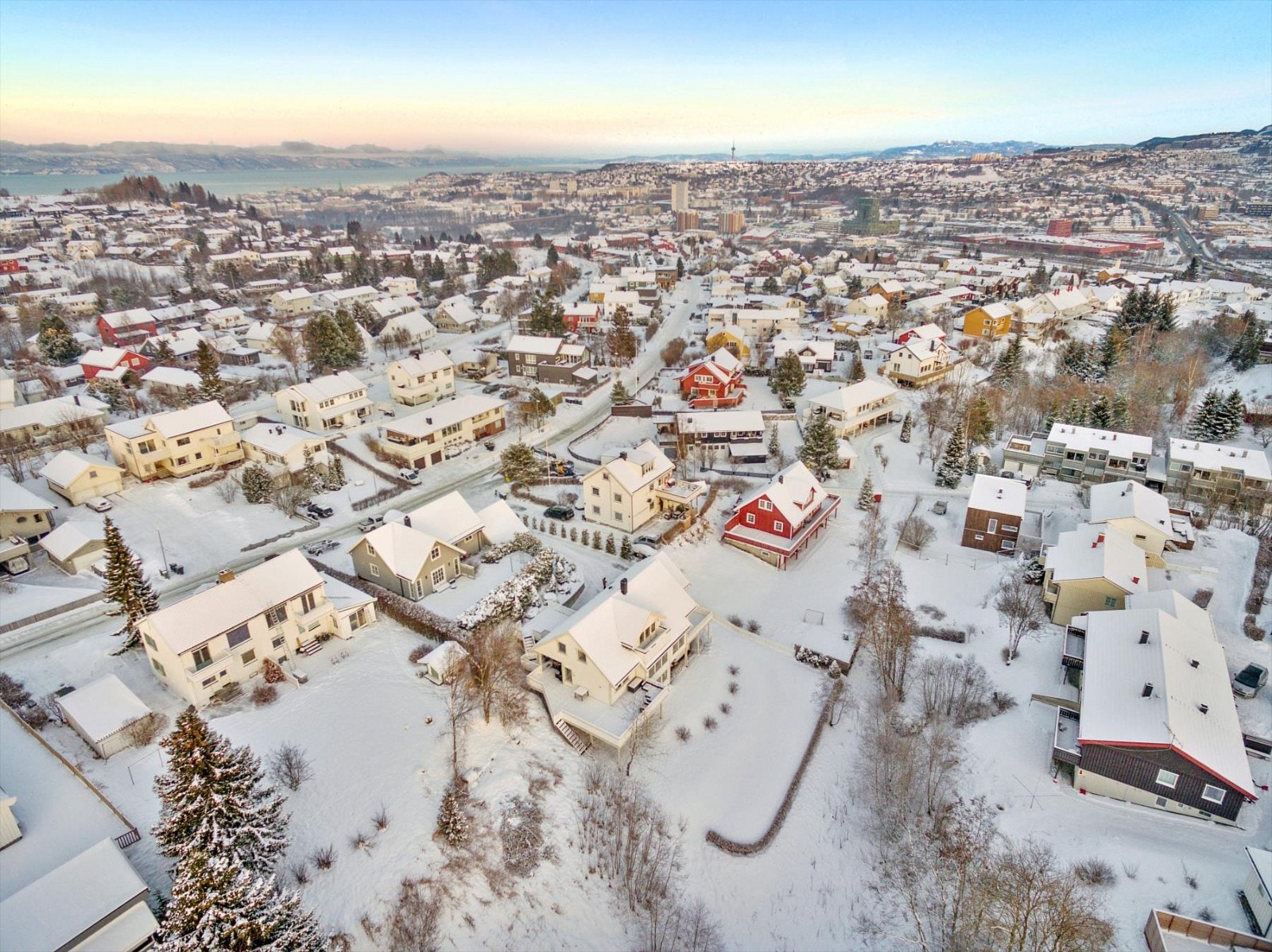 Boligen ligger i et veletablert boområde bestående i all hovedsak av eneboliger. Galleribilde