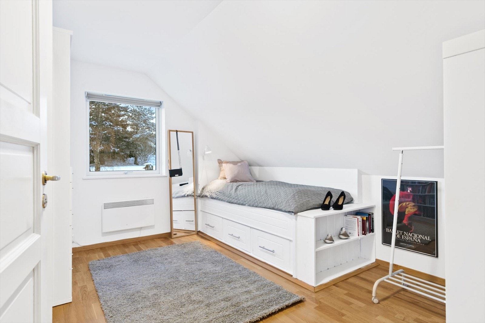 I loftsetasjen er det 3 soverom og soverommene er i overkant av 10 kvm. Galleribilde