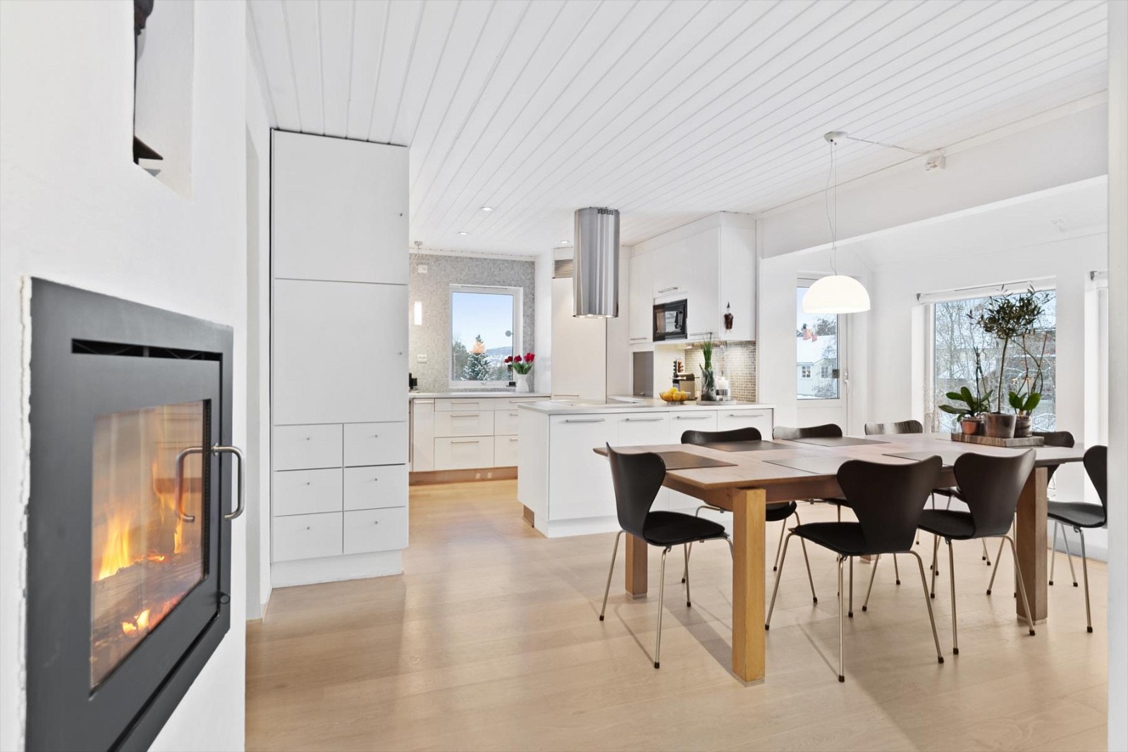 Kjøkkenet med spiseplass er et naturlig samlingspunkt for familie og venner. Galleribilde