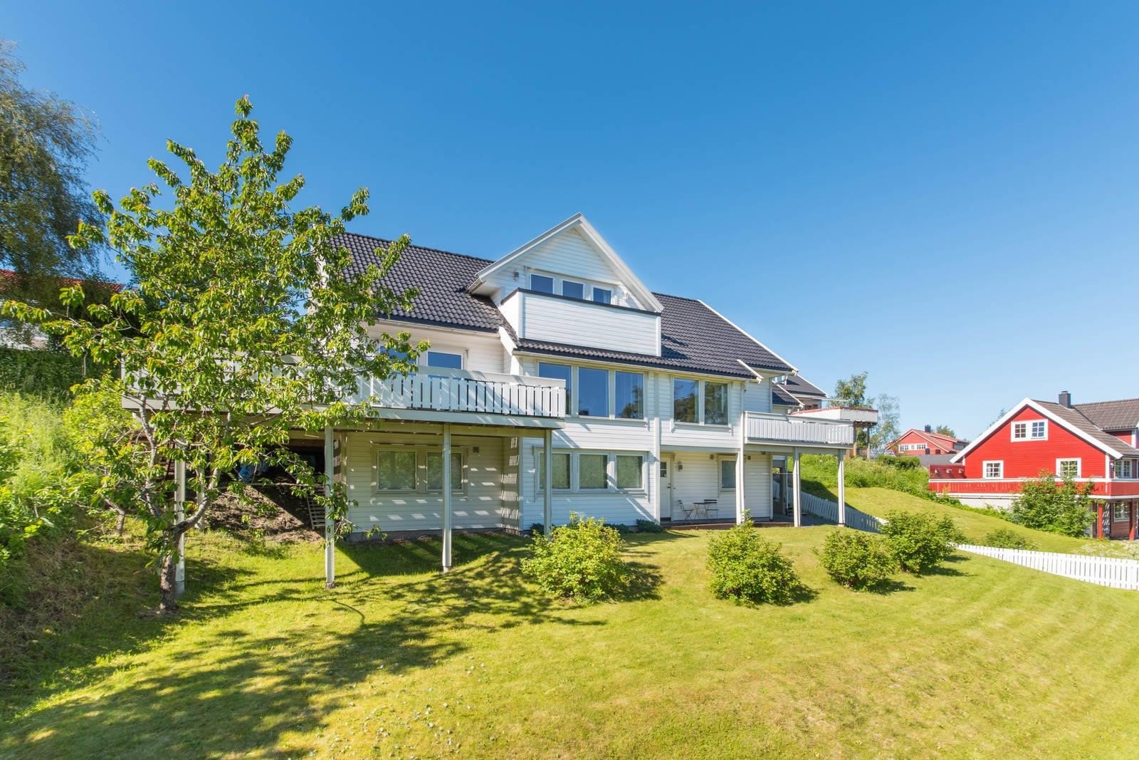 Eiendommen har en romslig plen, en flott plass for aktiviteter til barna. Galleribilde