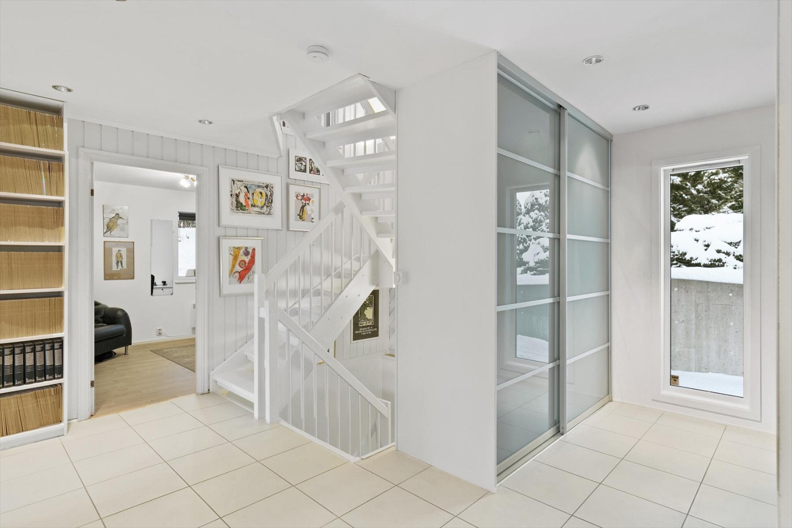 Gang med skyvedørsgarderobe. Galleribilde