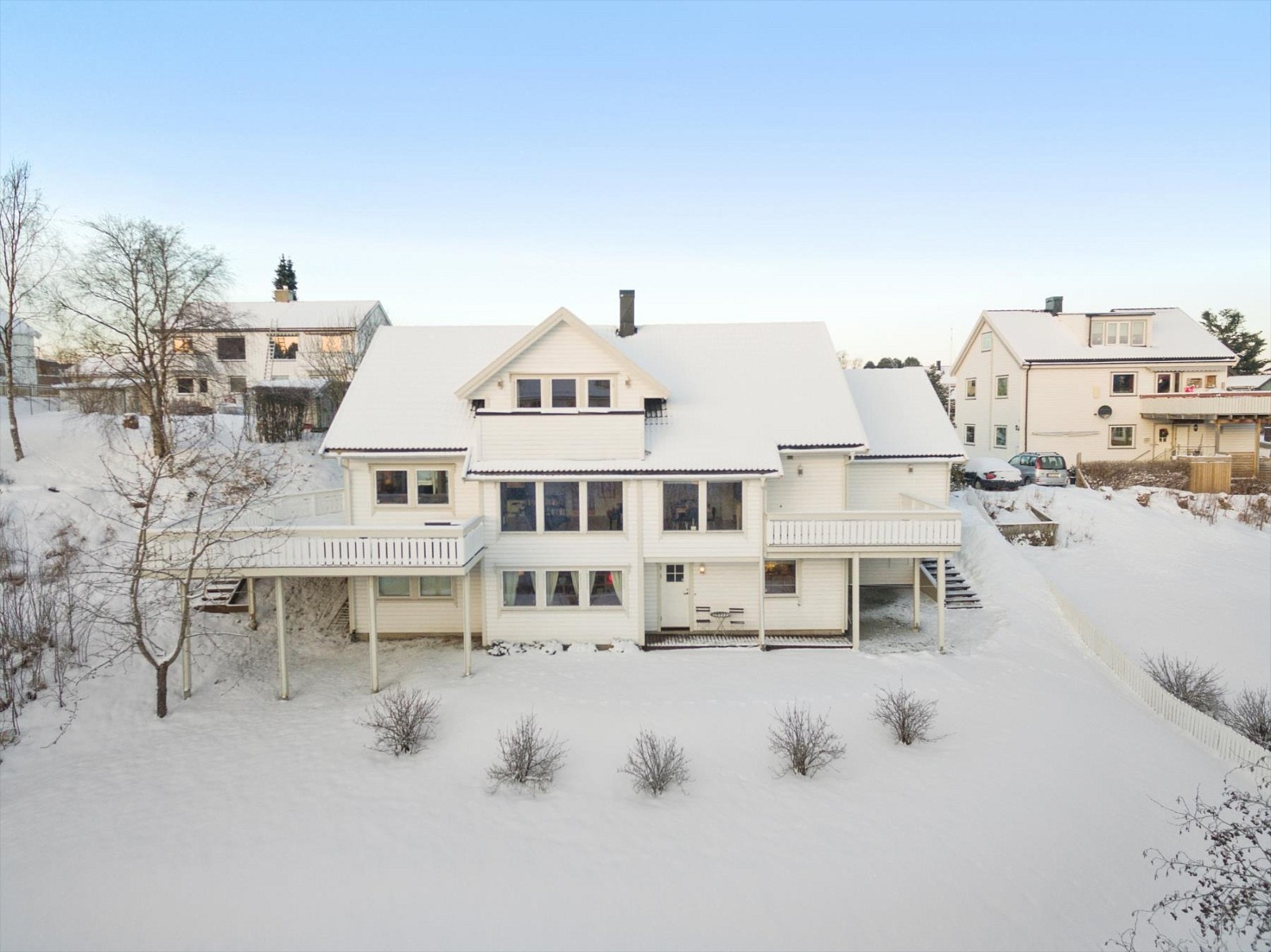 Flott enebolig med med romslig tomt og stor veranda. Galleribilde