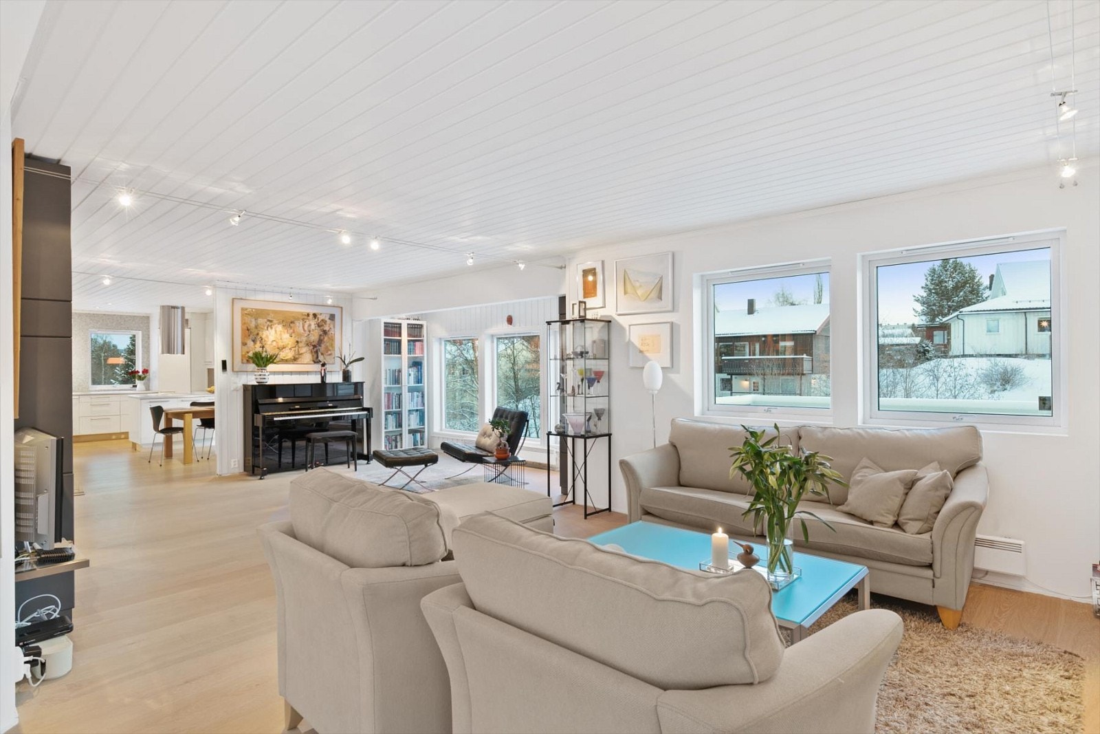 Lys og delikat stue med mange vindusposter. Galleribilde