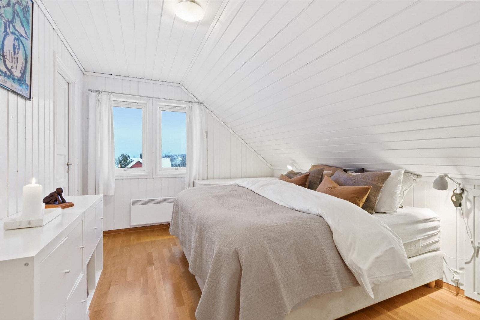 Soverom med inngang til bod. Galleribilde