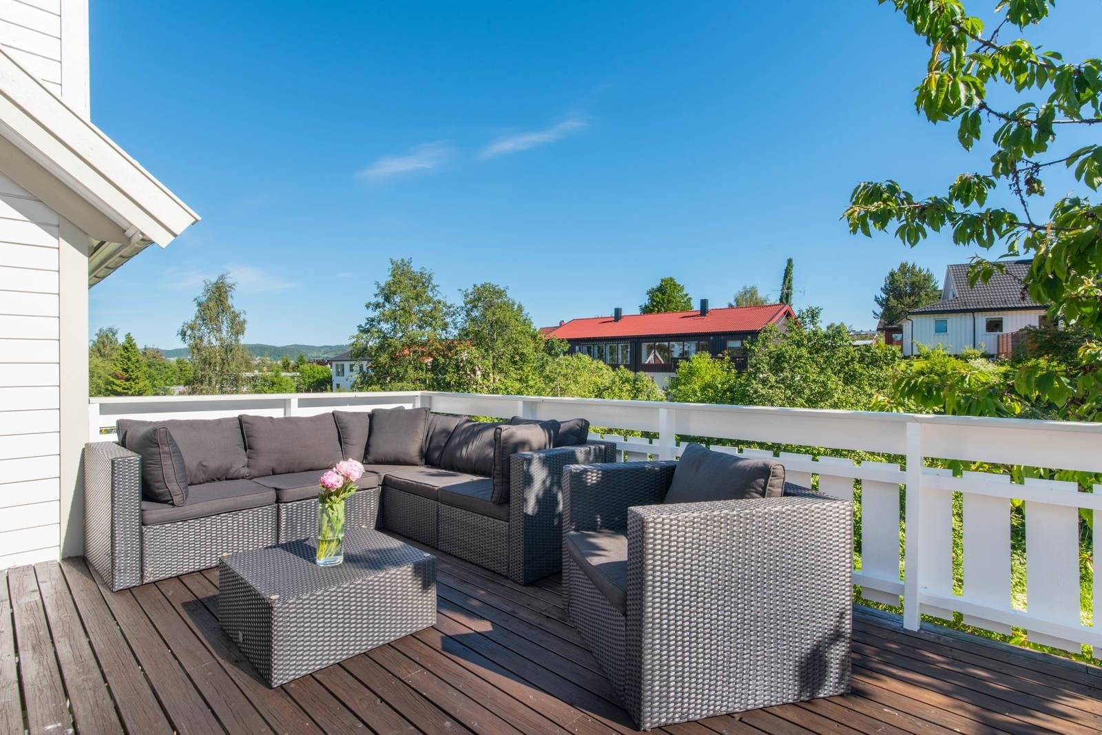 Eiendommen har flere verandaer og rikelig med plass for hagemøbler. Galleribilde