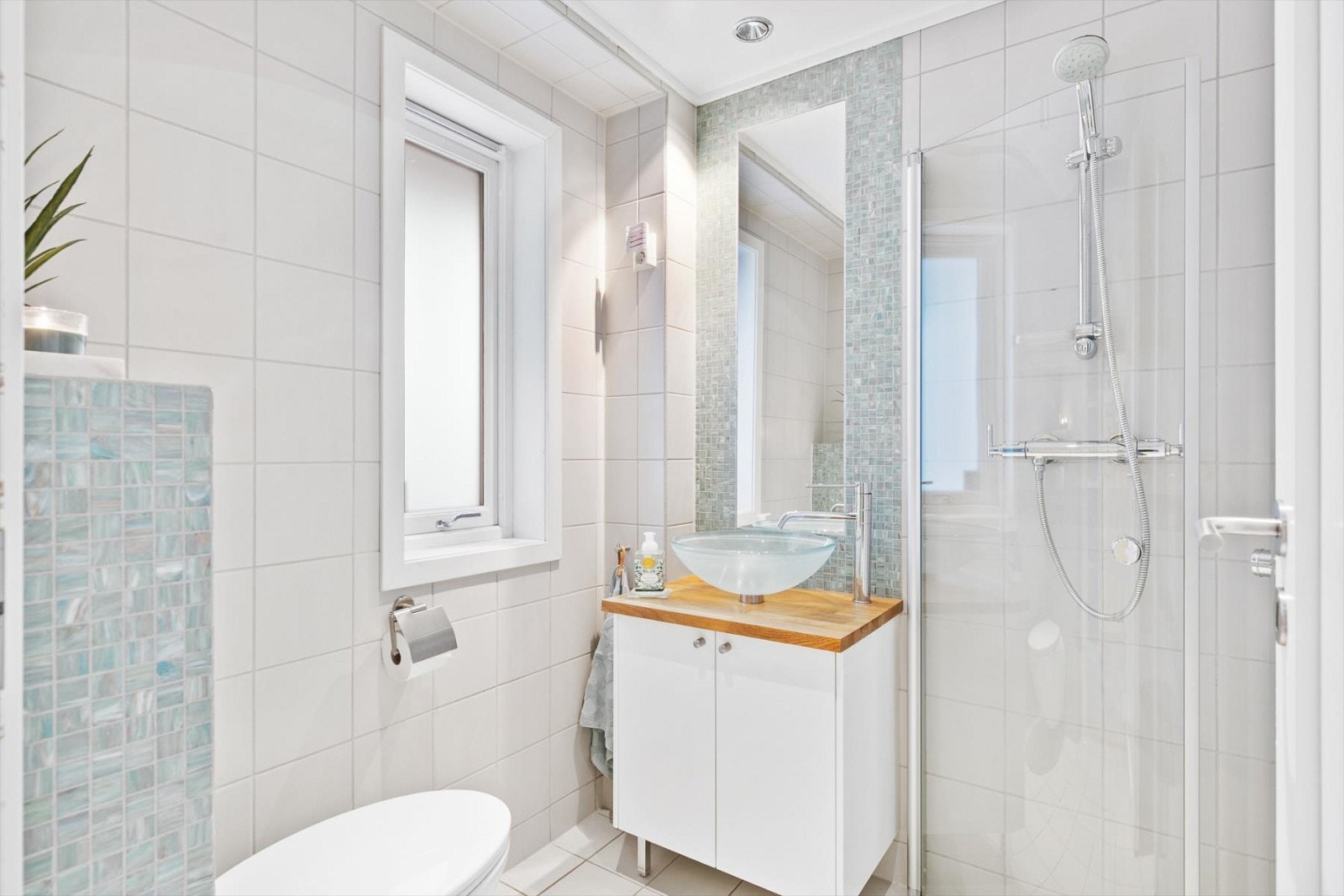 Nydelig flislagt bad i hovedetasjen. Galleribilde