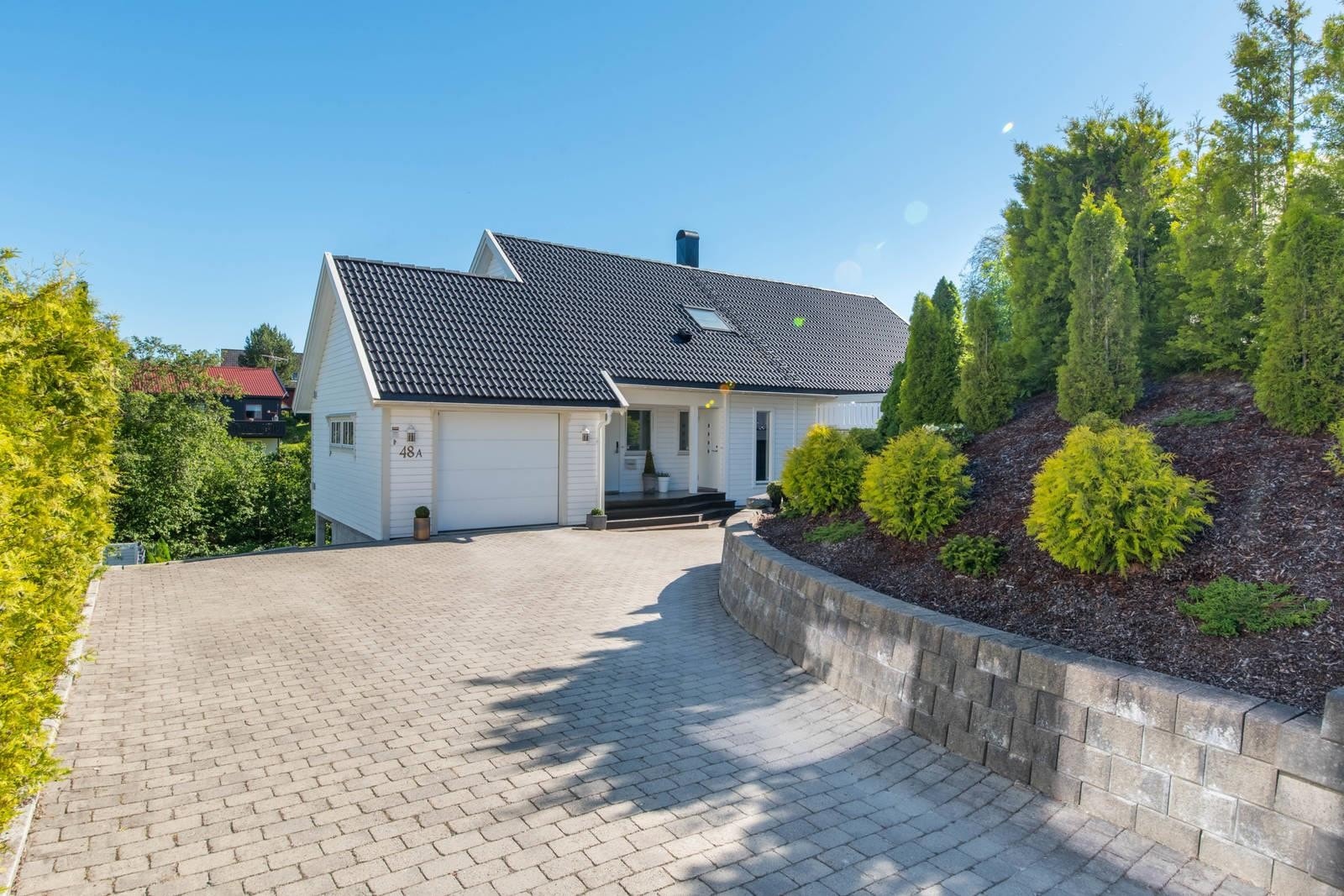 Skjermvegen 48 A er et flott sted å bo, sommer som vinter. Galleribilde