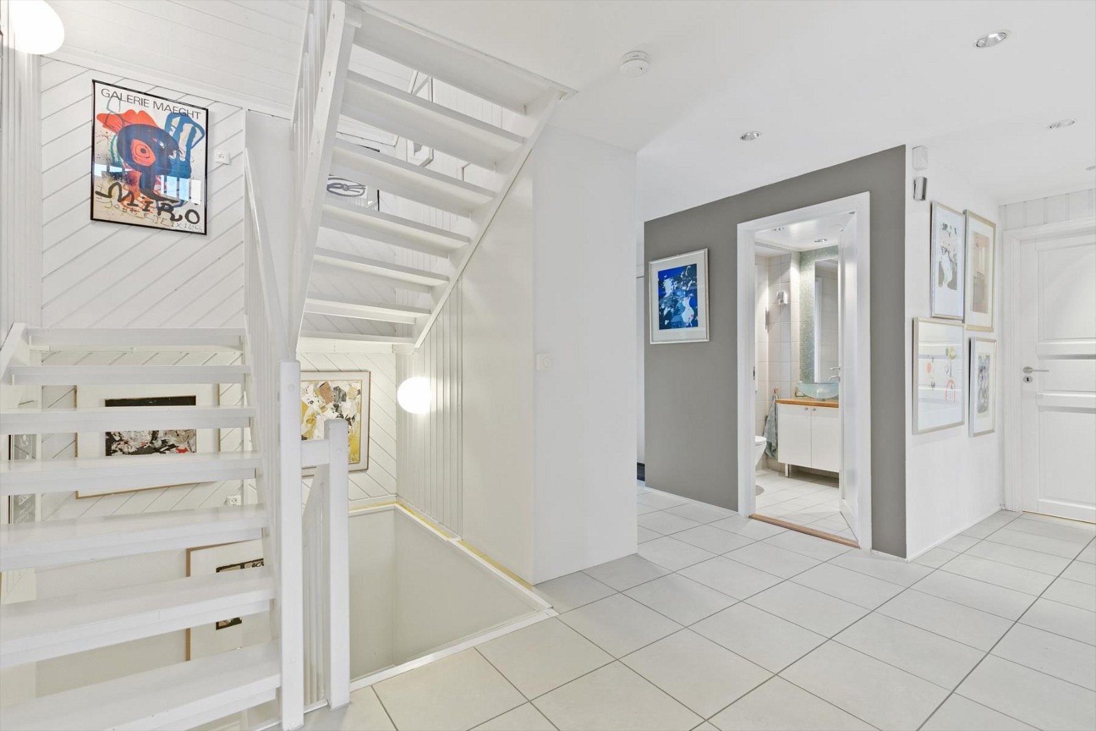 Stilfull flislagt gang i 1.etg. Galleribilde