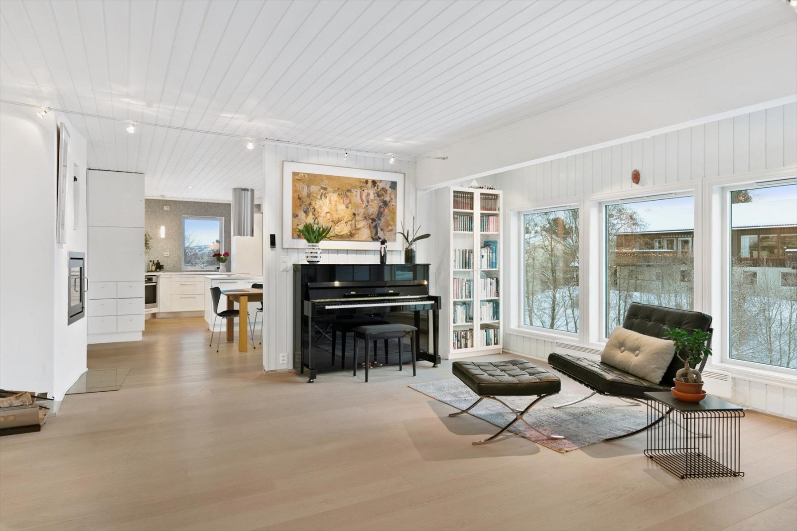 Stuen er særdeles romslig og den har en fin avskjerming inn mot kjøkken. Galleribilde