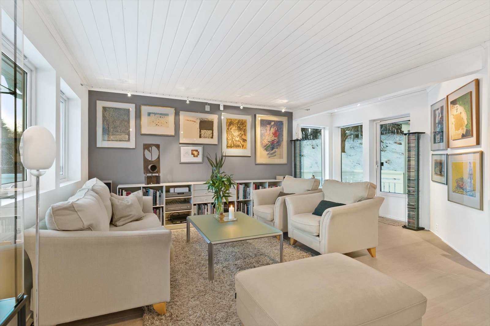 Fra stuen i 1.etasje er det utgang til romslig veranda. Galleribilde