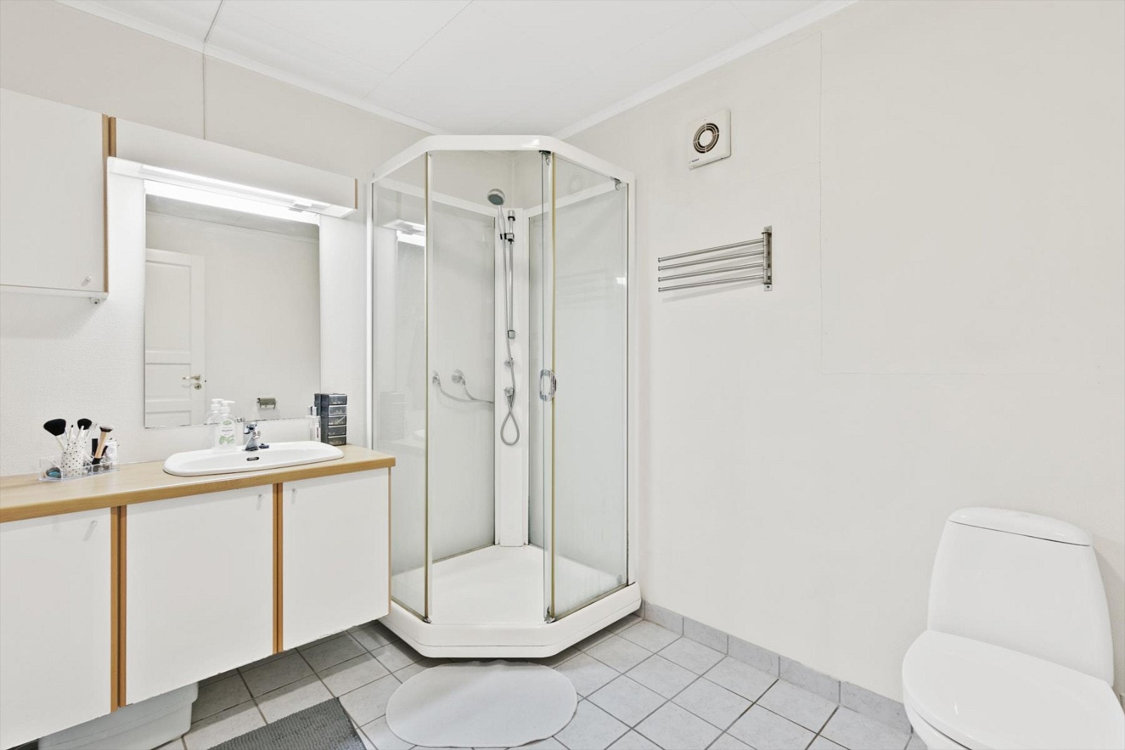 Enkelt, tidløst bad i sokkeletasjen. Galleribilde