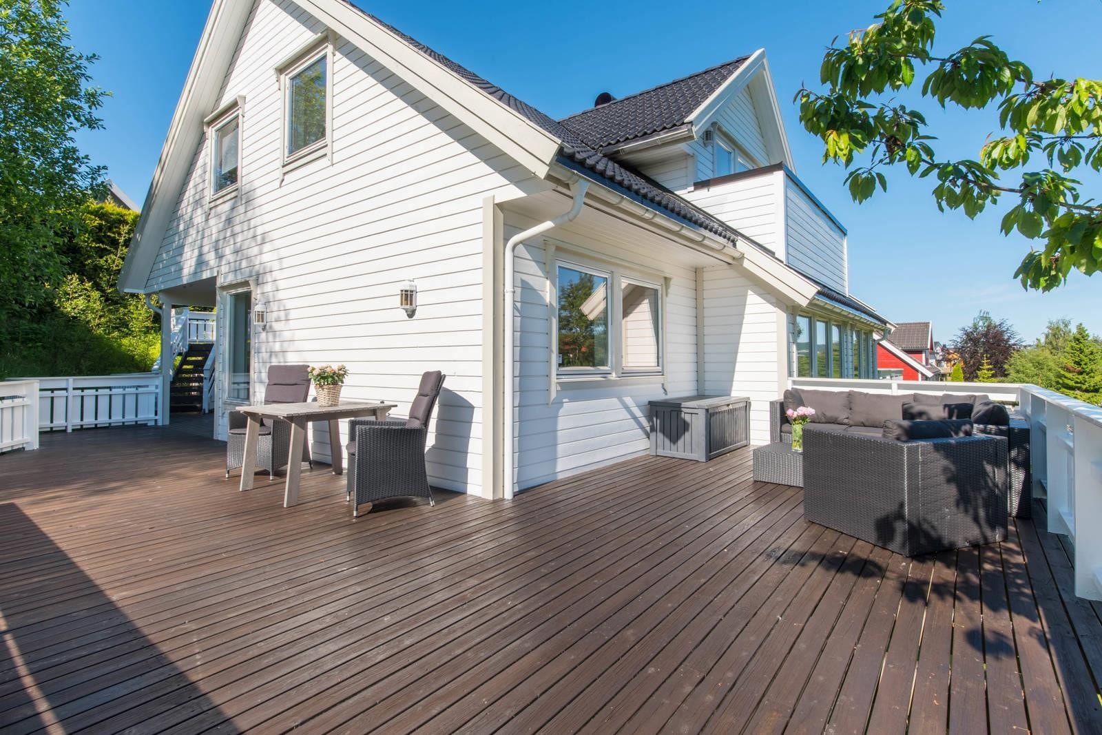 Boligen har en særdeles romslig veranda, et flott sted å nyte fine sommerdager sammen med familien. Galleribilde