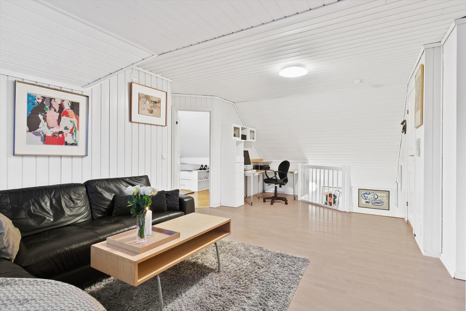 Lys og trivelig loftstue med plass for smart kontorløsning. Galleribilde