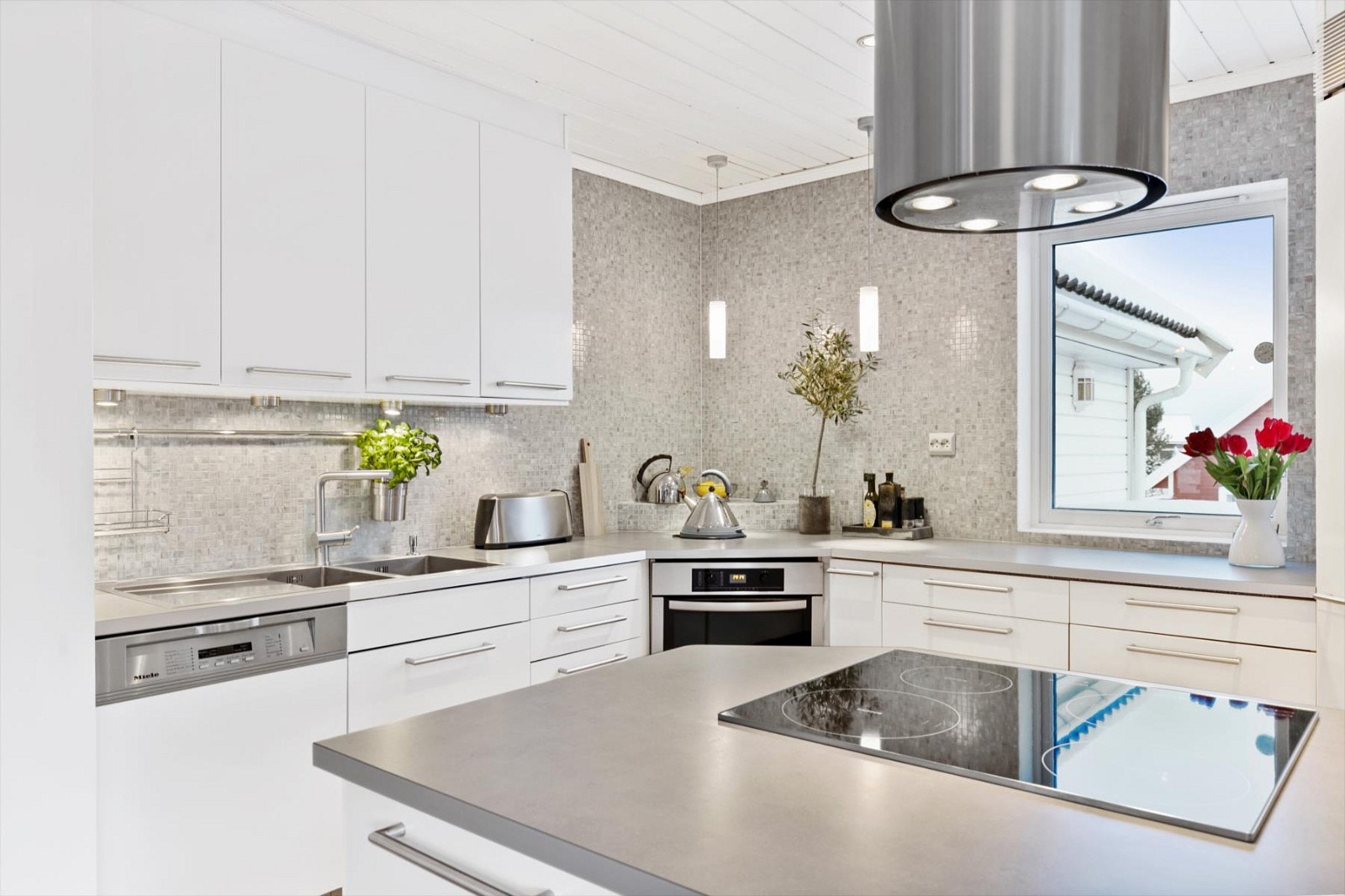 Nydelig kjøkken med integrerte hvitevarer fra Miele. Galleribilde