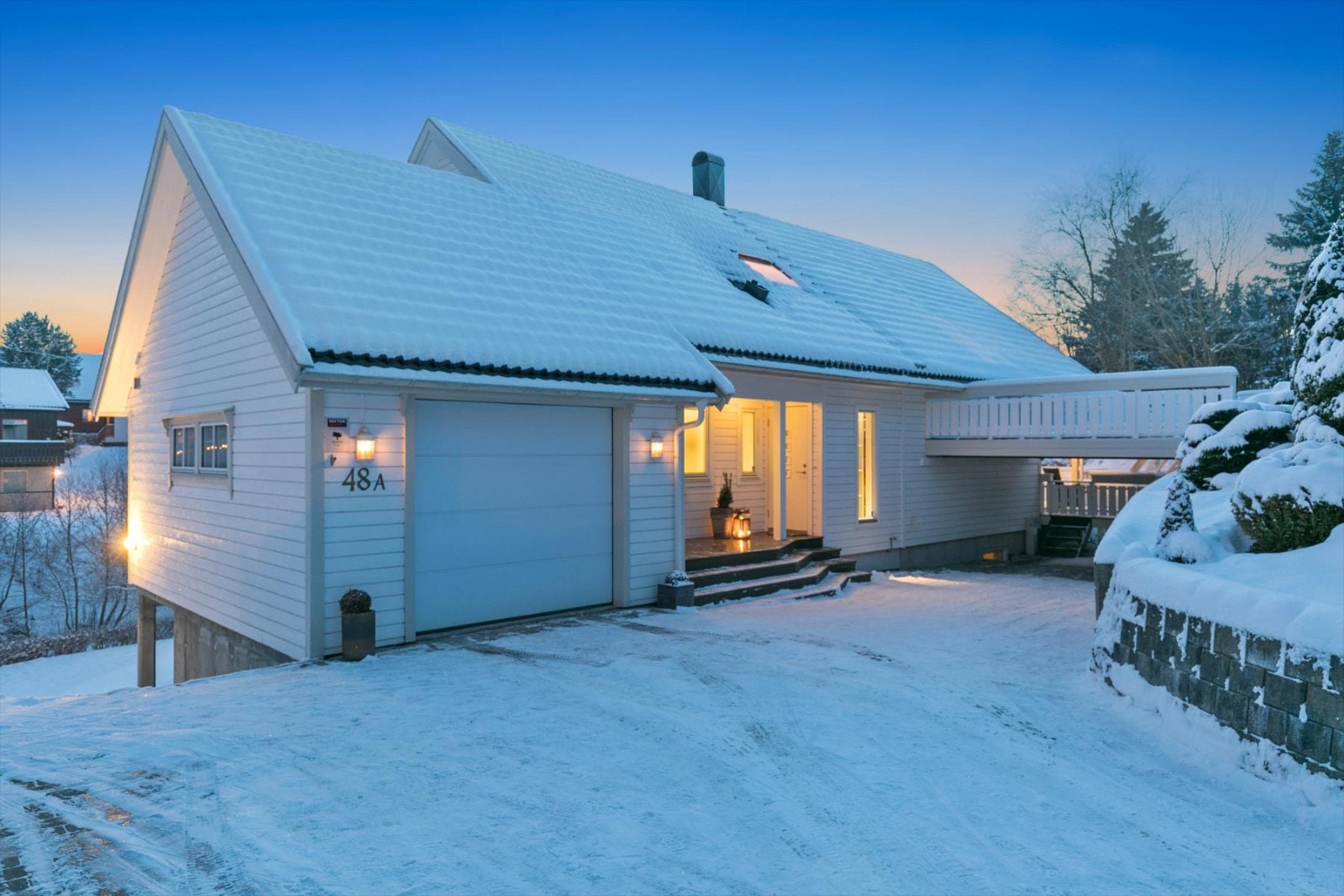 Eiendommen har en enkel adkomst og parkering i garasje. Galleribilde