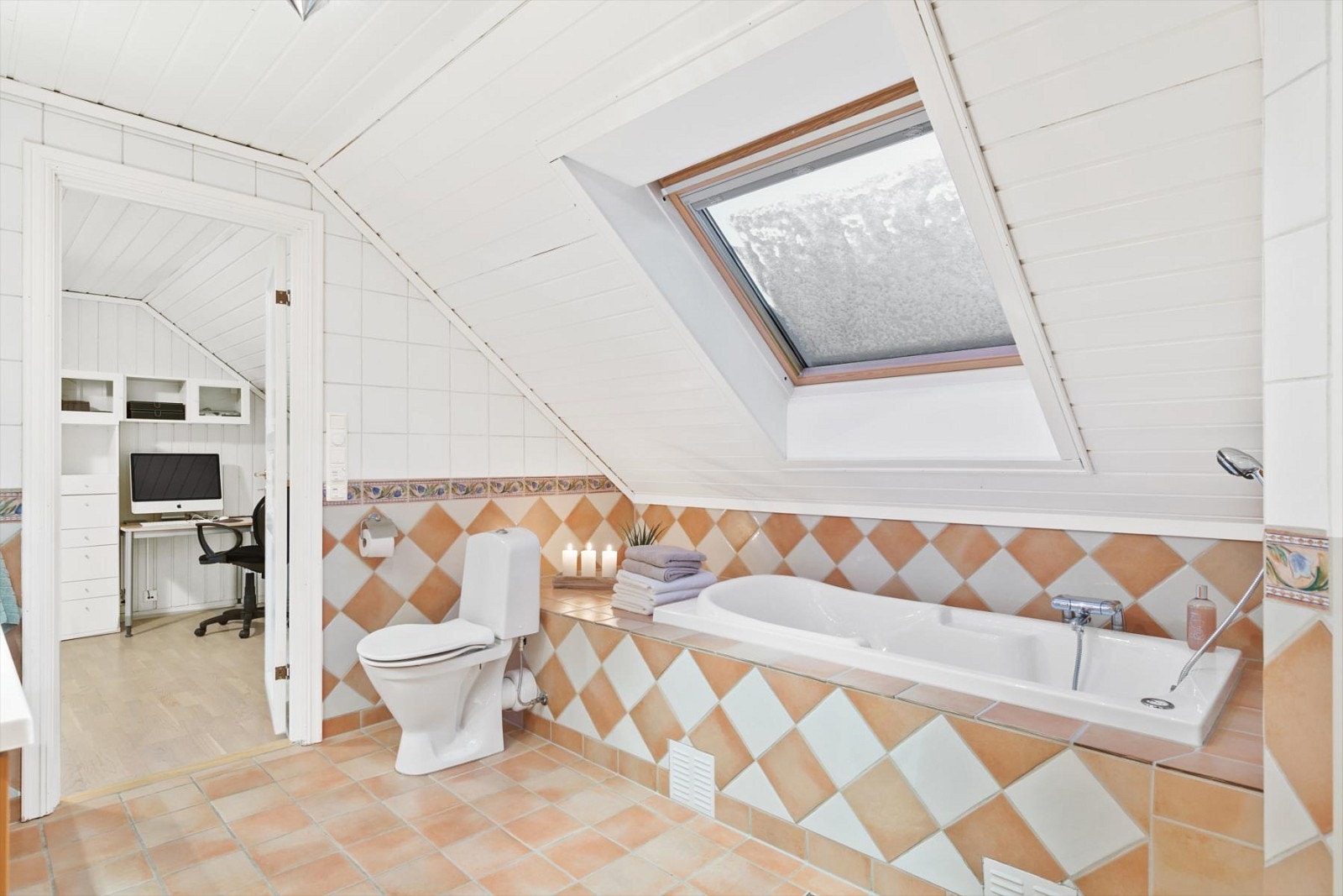 Romslig bad lokalisert i loftsetasjen. Galleribilde