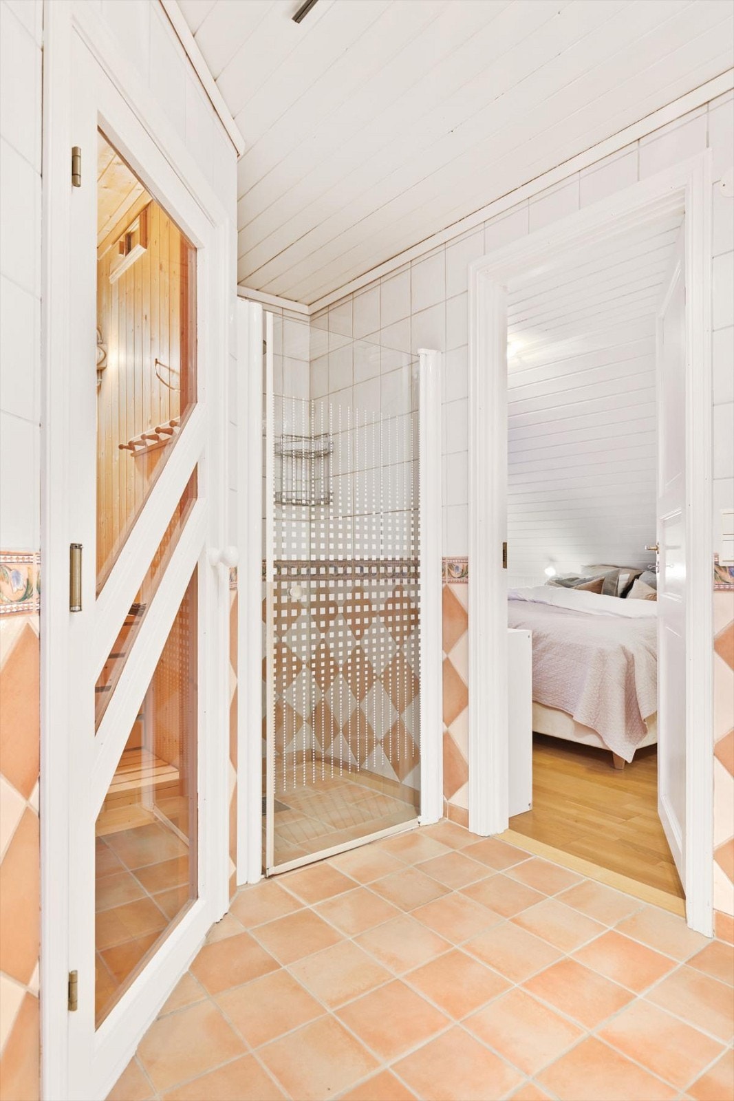 Bad med inngang til soverom. Galleribilde