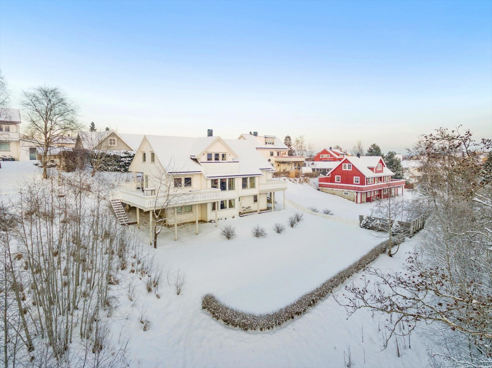 Eiendommen ligger fint plassert i landskapet. Galleribilde