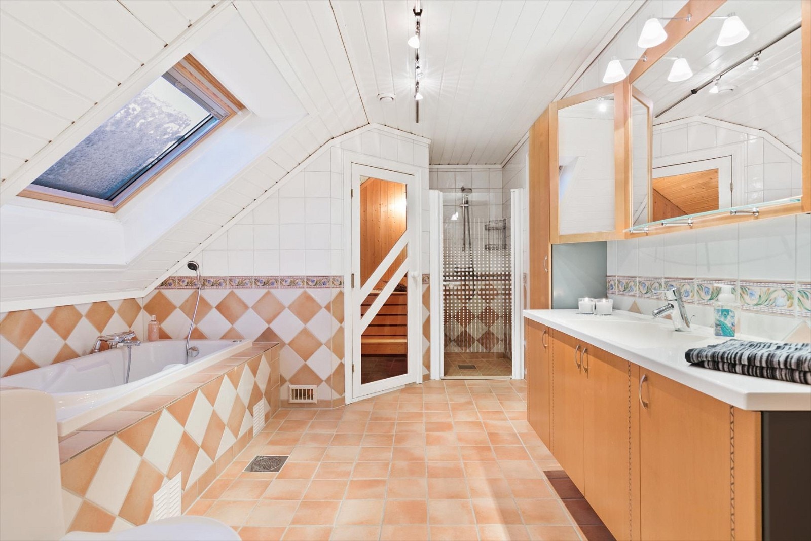 Pent bad med boblebadekar, dusjhjørne og badstue. Galleribilde