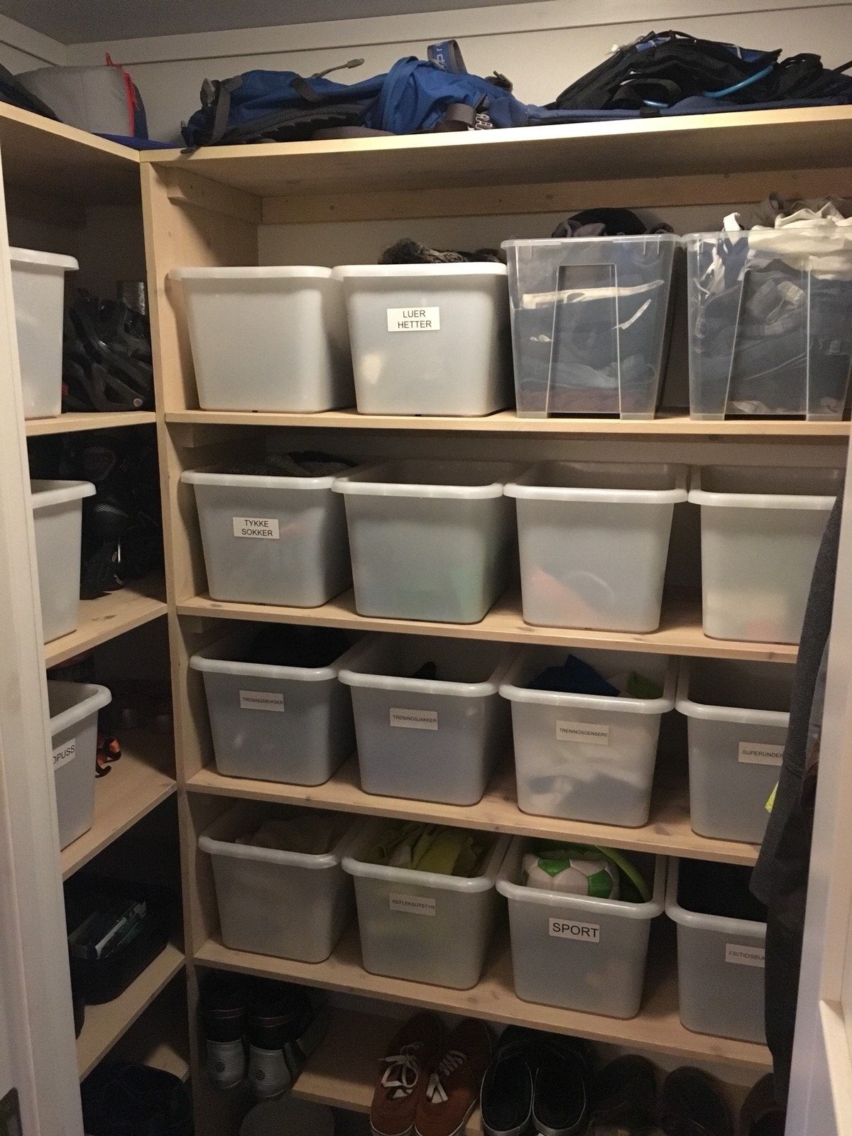 Boden ute i gangen, med god plass til sko og klær. Galleribilde