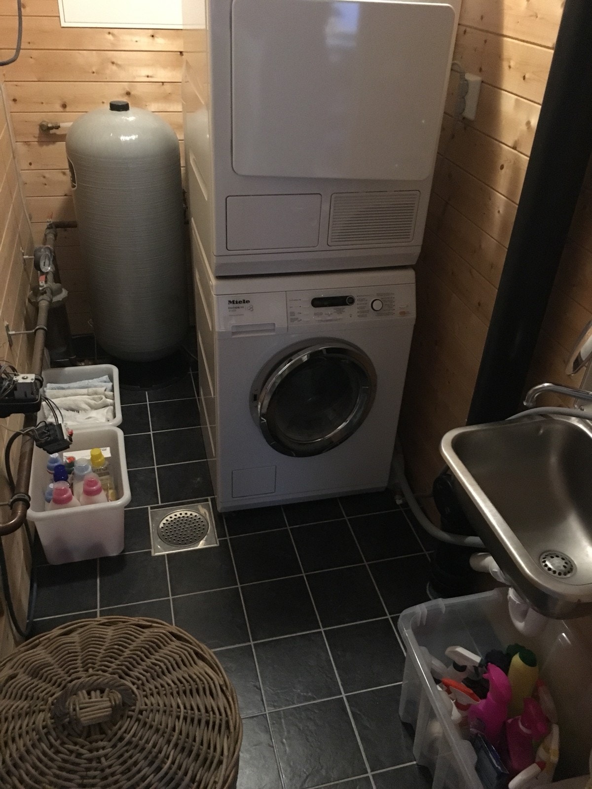 Vaskerom med plass til vaskemaskin og tørketrommel. Galleribilde