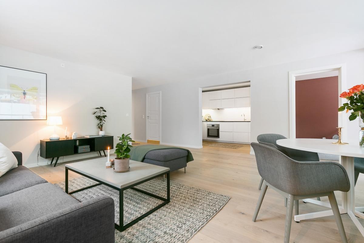 Rommet har god plass for sofaløsning med tilhørende møblement og spisebord. Galleribilde