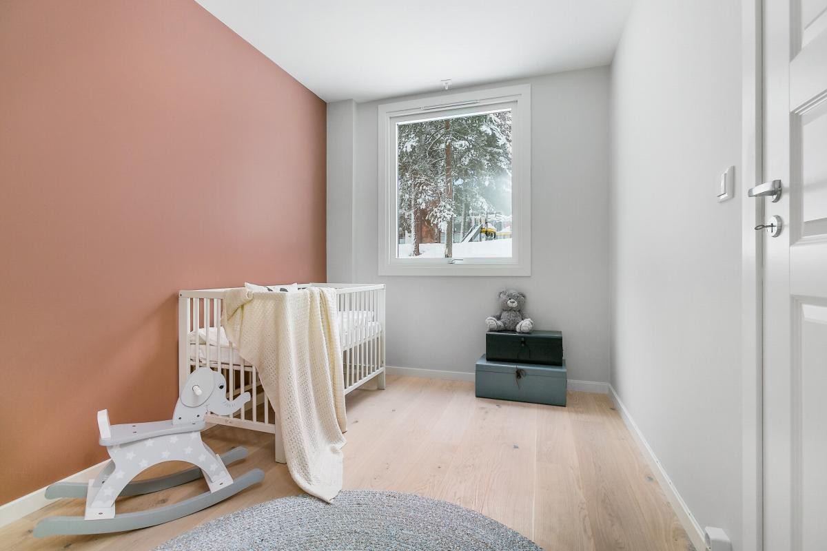 Leiligheten har tre fine soverom med fondvegger i moderne fargetoner, samt store vinduer som gir lys og luft. Galleribilde