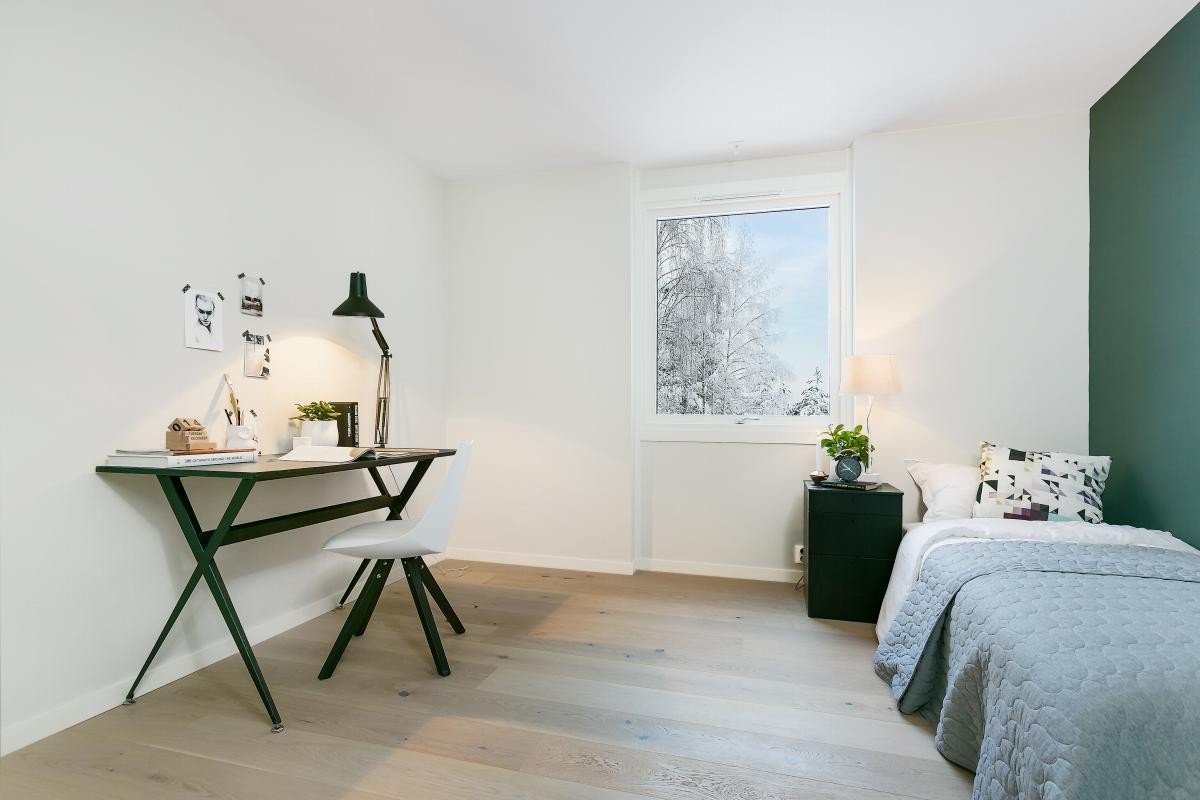 Leiligheten har tre fine soverom med fondvegger i moderne fargetoner, samt store vinduer som gir lys og luft. Galleribilde