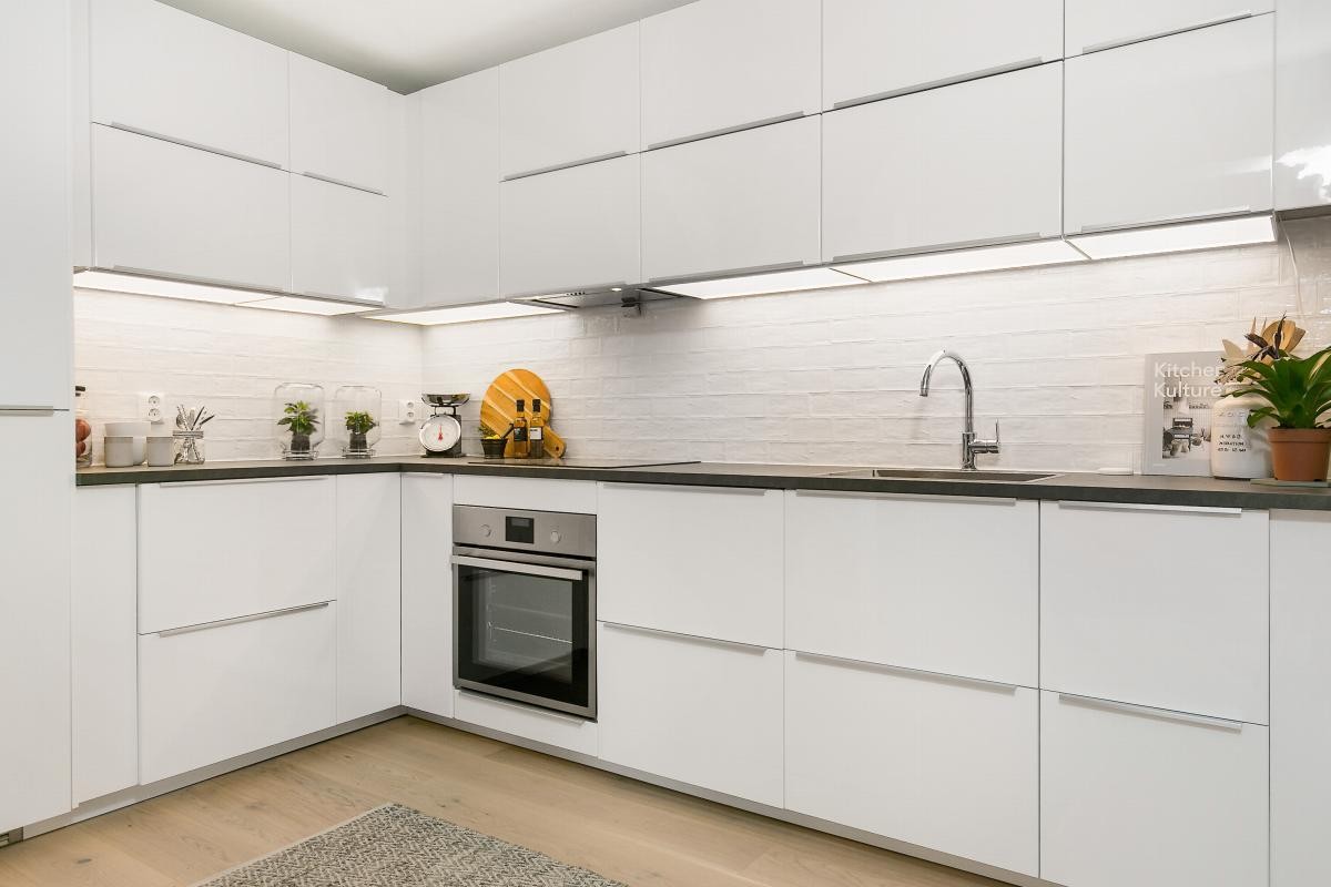 Kjøkkenet er nytt og moderne designet med god benke- og lagringsplass. Galleribilde