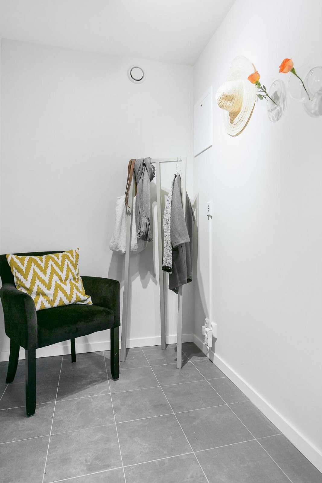 Entreen gir et godt førsteinntrykk av leiligheten og er pent innredet med mørke fliser på gulv, behagelig gulvvarme og hvite, slette vegger. Galleribilde