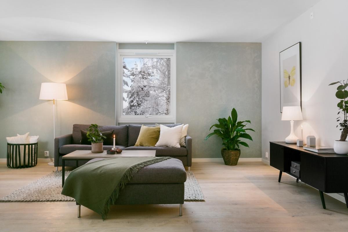 En kalkmalt vegg i en dus grønntone gir rommet ekstra karakter og stemning. Galleribilde