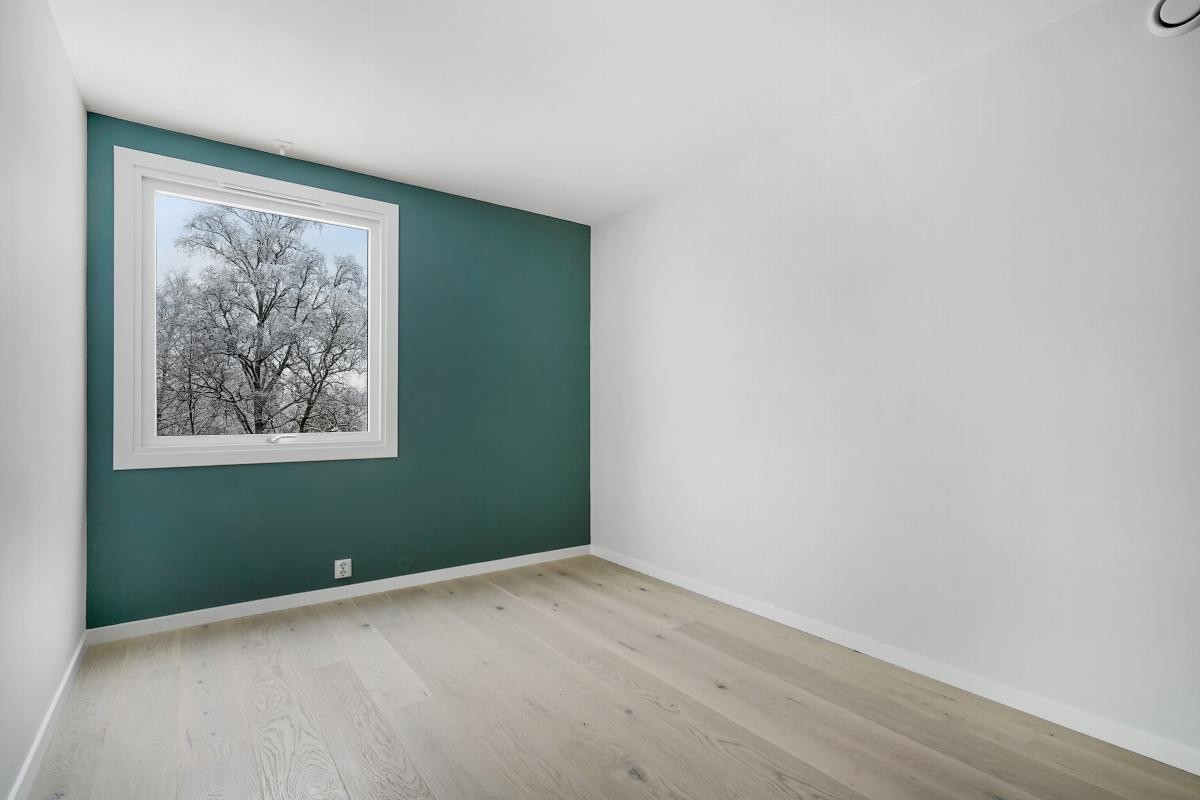 Leiligheten har tre fine soverom med fondvegger i moderne fargetoner, samt store vinduer som gir lys og luft. Galleribilde