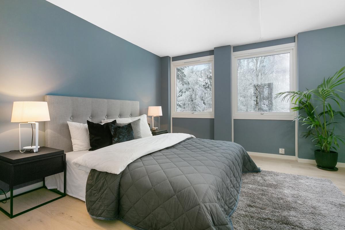 Leiligheten har tre fine soverom med fondvegger i moderne fargetoner, samt store vinduer som gir lys og luft. Galleribilde