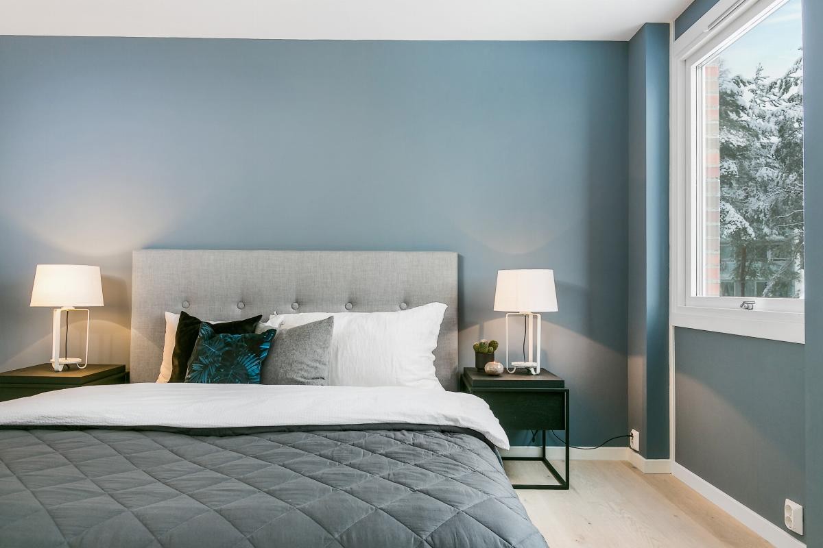 Leiligheten har tre fine soverom med fondvegger i moderne fargetoner, samt store vinduer som gir lys og luft. Galleribilde