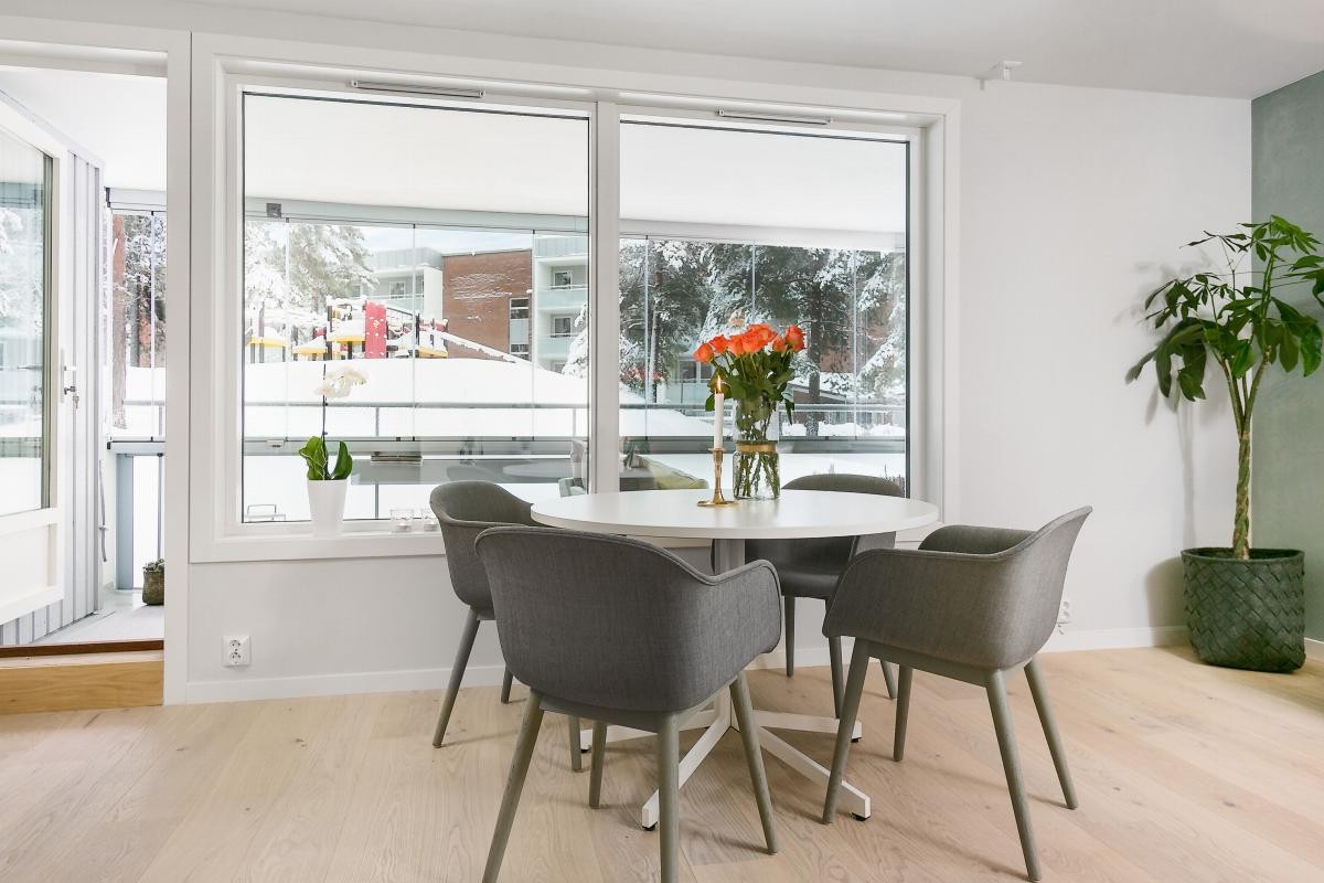 Stuen har også utgang til en romslig, innglasset balkong som oppleves som et ekstra rom store deler av året. Galleribilde