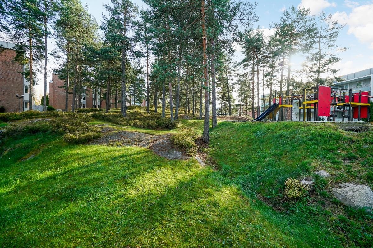 Området har fotballbane, flere lekeplasser, felles sykkelparkering og uteboder. Galleribilde